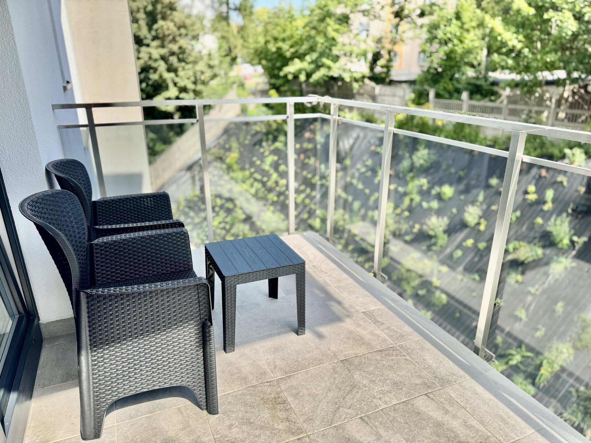 Balkon z meblami i widokiem na zieleń — Przystanek Skarpa