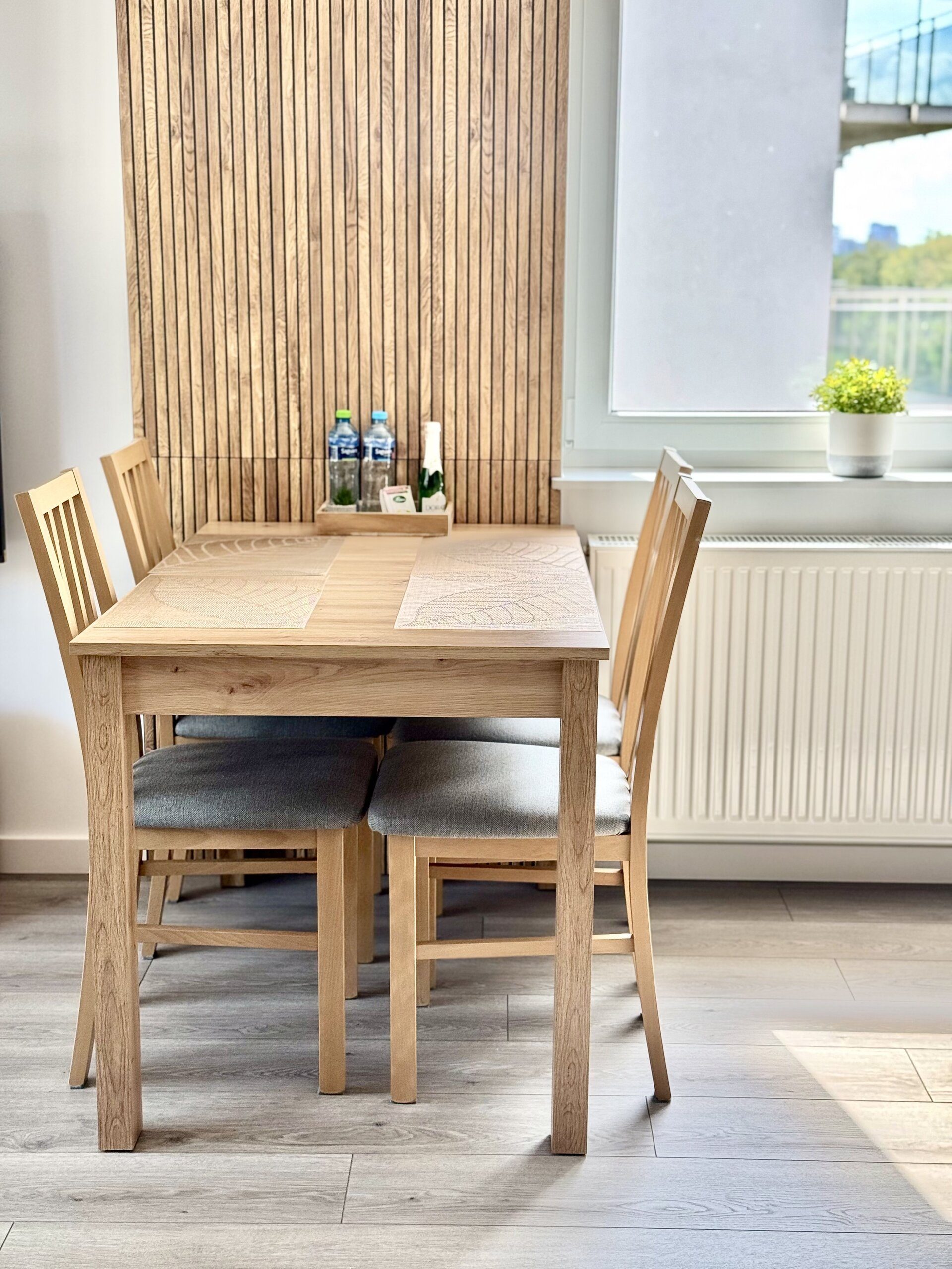 Jadalnia apartamentu z naturalnym światłem