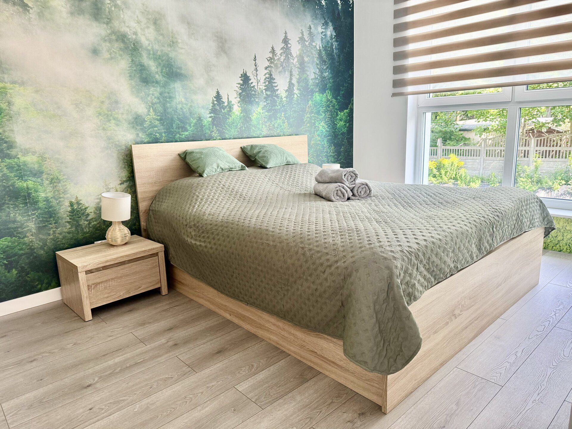 Sypialnia z podwójnym łóżkiem — apartament Olsztyn