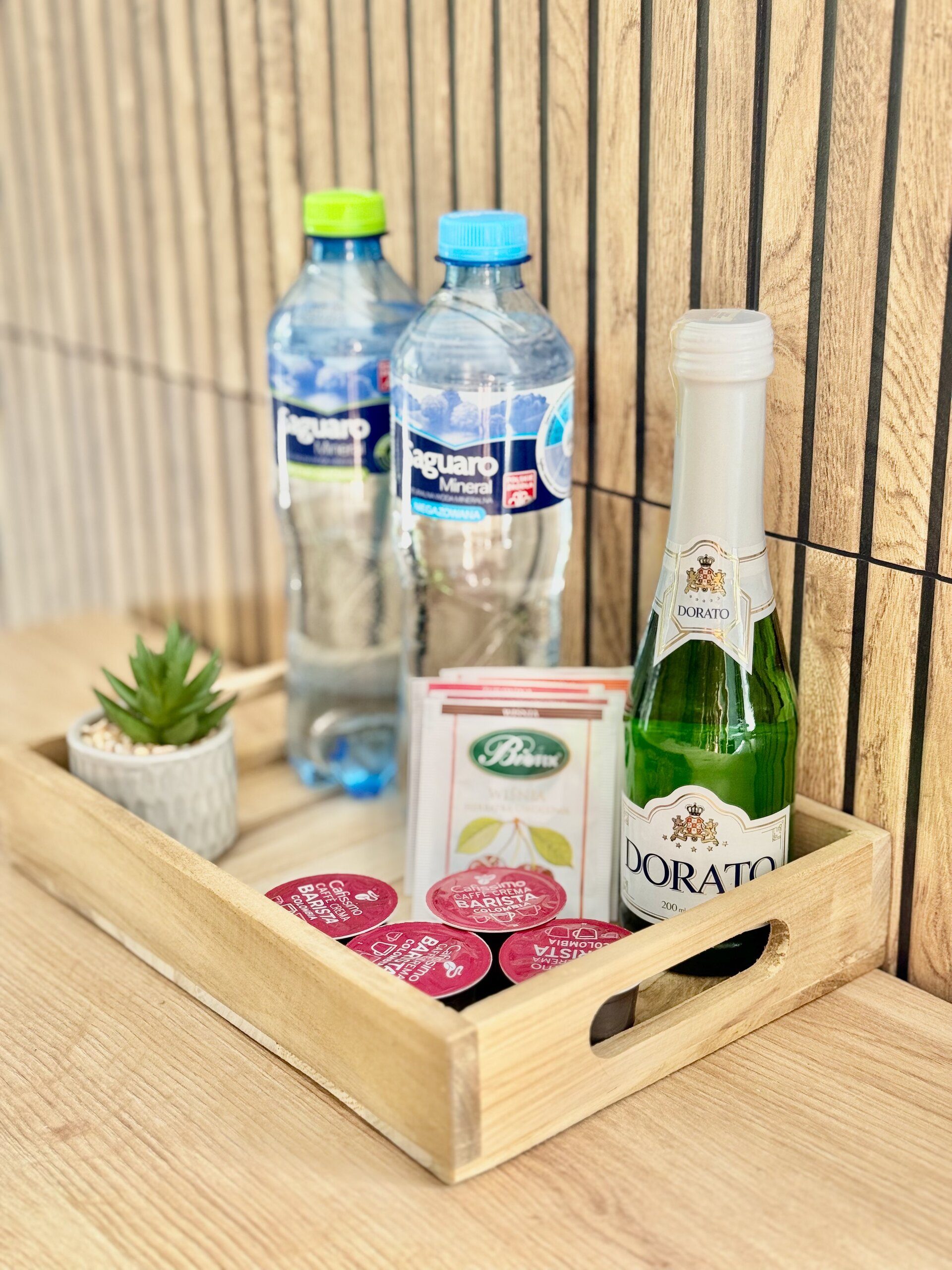 Zestaw powitalny — kawa, woda, wino musujące